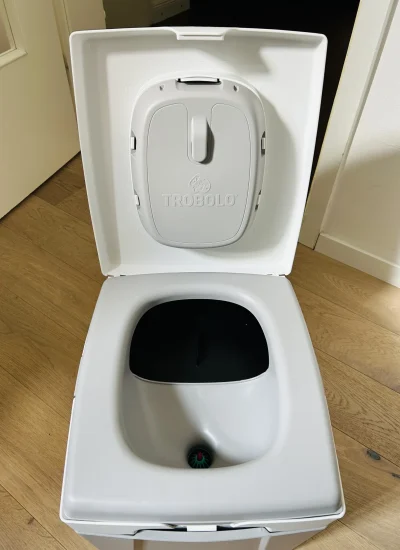 Trenntoiletten TROBOLO WandGO - Draufsicht auf eine offene Toilette
